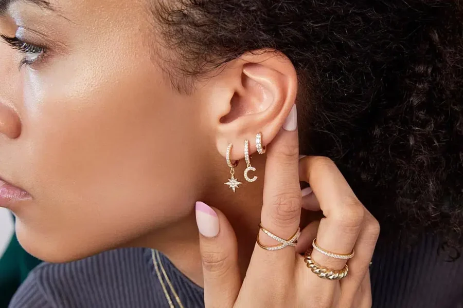 كيفية تنسيق الأقراط غير المتطابقة